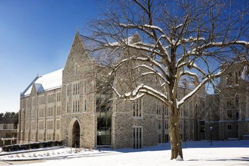 本季第一场大雪过后，太阳城网赌平台主校区的新综合科学大楼.